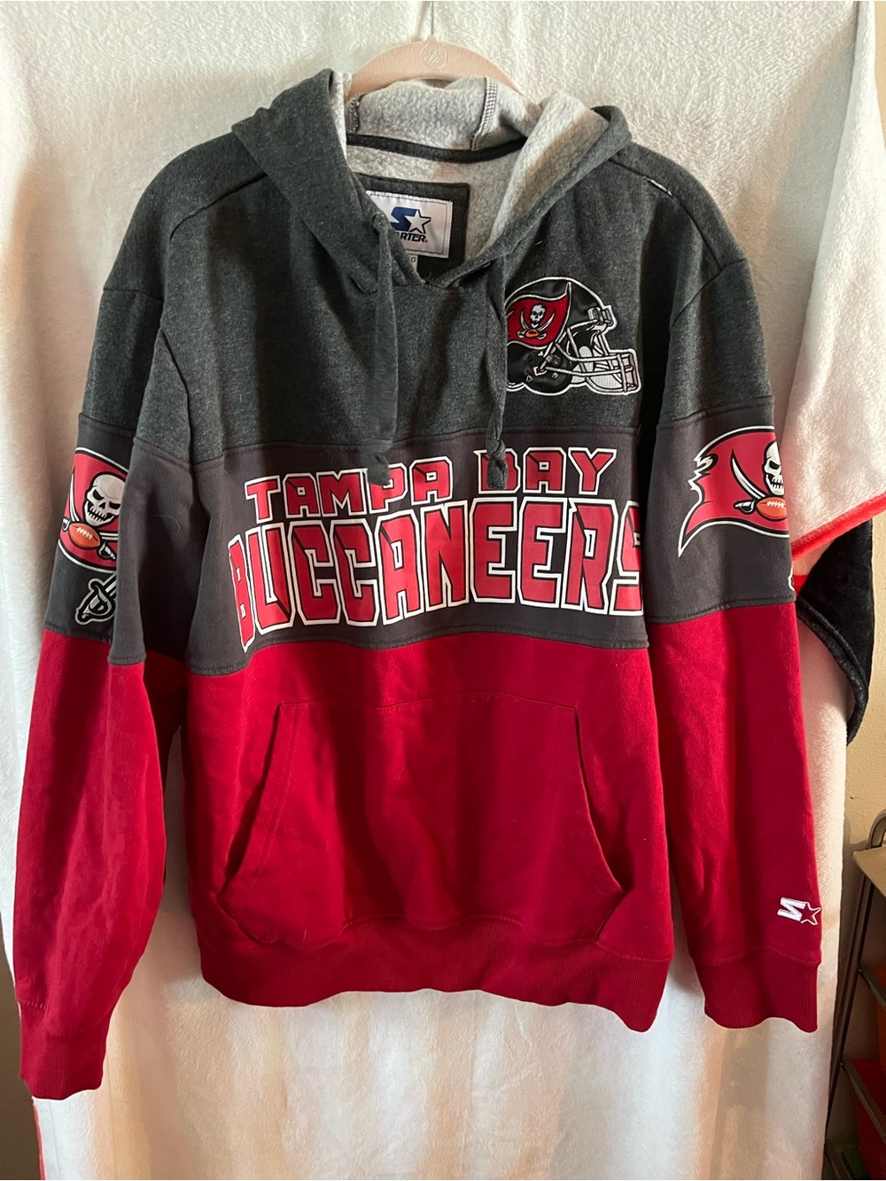 STARTER Tampa Bay Buccaneers Red and Charcoal Pullover Hoodie